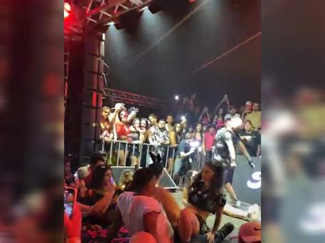 MC Pipokinha pelada em show na maior putaria com fã